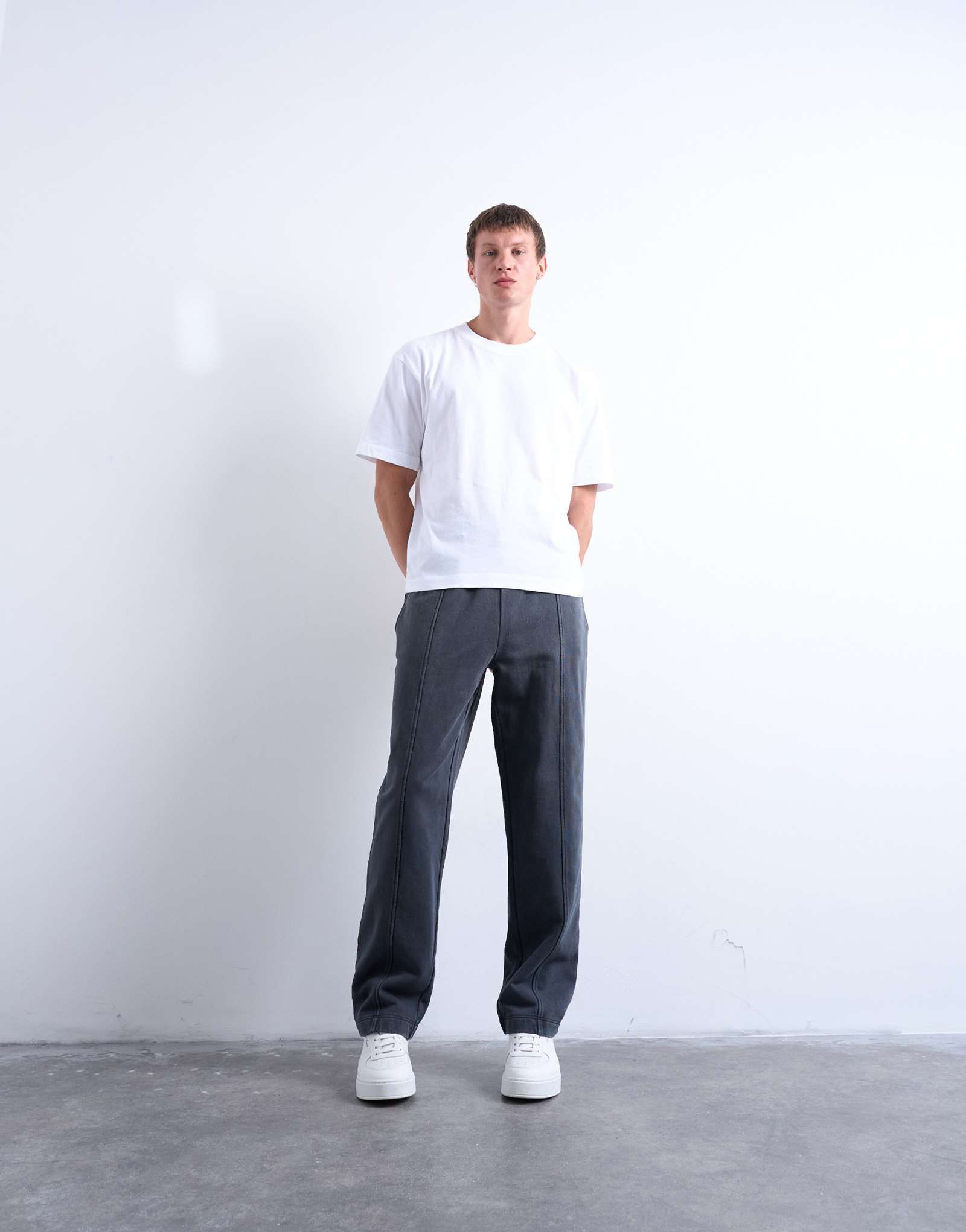 Спортивные брюки прямого кроя Topman черного цвета с отделкой по швам
