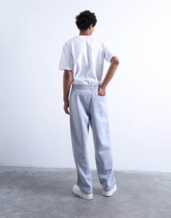 Model wearing Straight leg jogger in grey marl