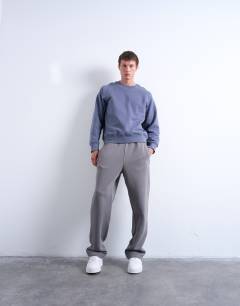 Model wearing Straight leg jogger in mid grey