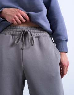 Model wearing Straight leg jogger in mid grey