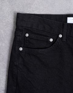 Model wearing Stretch skinny jean in black