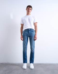 Model wearing Stretch skinny jean in mid wash