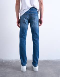 Model wearing Stretch skinny jean in mid wash