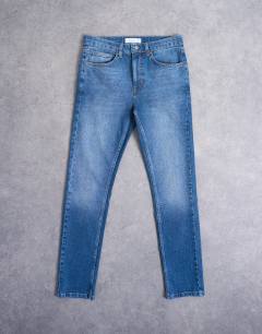 Model wearing Stretch skinny jean in mid wash