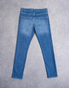 Model wearing Stretch skinny jean in mid wash