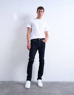 Model wearing Stretch skinny jean in raw