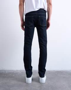 Model wearing Stretch skinny jean in raw