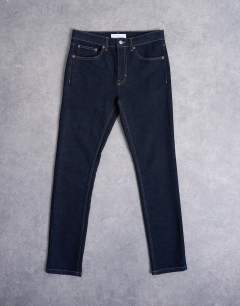 Model wearing Stretch skinny jean in raw
