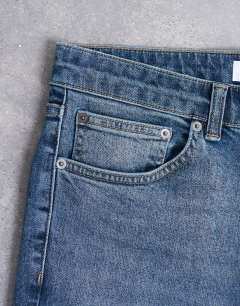 Model wearing Stretch slim jean in mid wash
