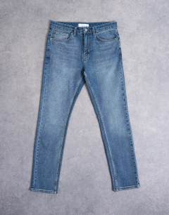 Model wearing Stretch slim jean in mid wash