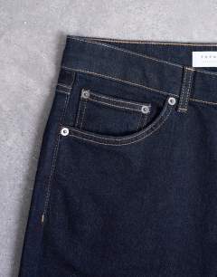 Model wearing Stretch slim jean in raw