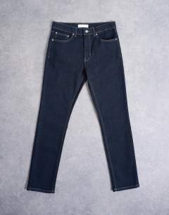 Model wearing Stretch slim jean in raw