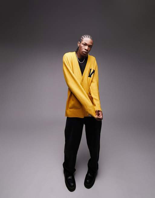 Topman – Strickjacke in Gelb mit College-Aufnäher ASOS