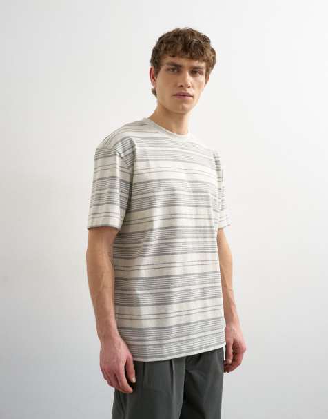 Topman – Szary T-shirt o luźnym kroju w paski - view 1