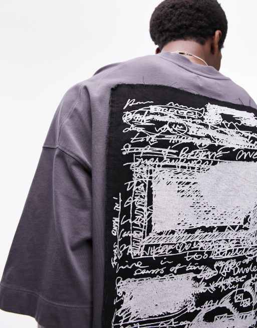 Topman – T-Shirt in Anthrazit mit Extrem-Oversize-Passform und Kritzel-Aufnäher