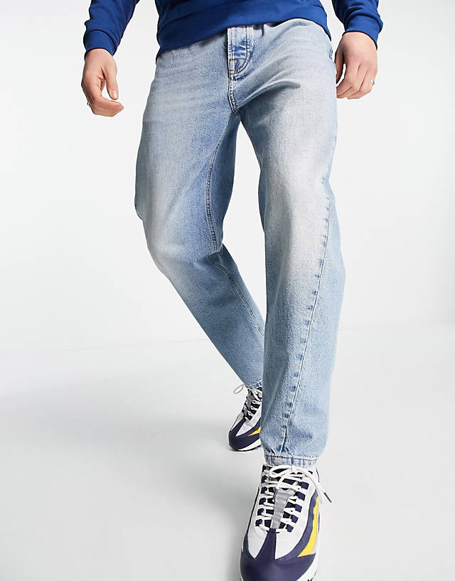 Topman - tapered curved leg jeans in light wash blue
