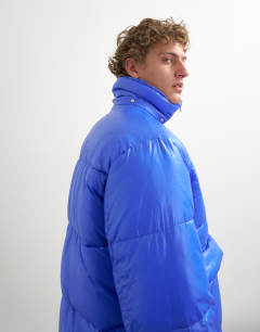 Model wearing Textured puffer with detachable hood in cobalt blue