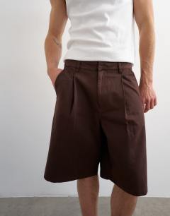Model wearing Twill bermuda short with pleats in brown