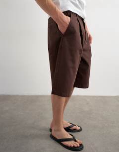 Model wearing Twill bermuda short with pleats in brown