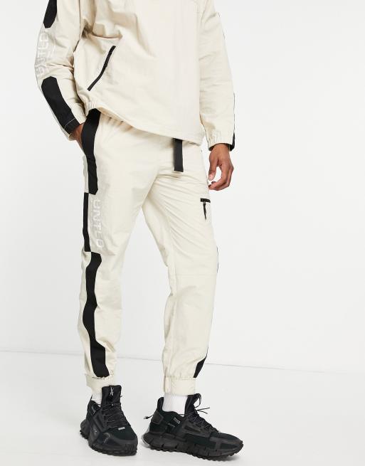 Topman – Untitled – Schmale Cargohose in gebrochenem Weiß mit Gürtel, Kombiteil