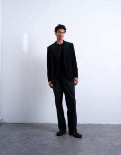 Model wearing Velvet blazer in black