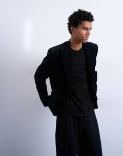 Model wearing Velvet blazer in black
