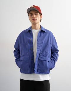 Model wearing Washed double pocket jacket in french blue