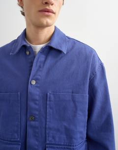 Model wearing Washed double pocket jacket in french blue