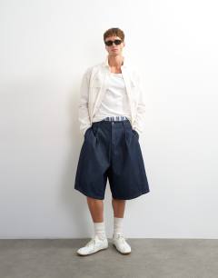 Wide leg denim bermuda short with pronounced pleat in raw