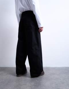 Model wearing Wide leg jean in black