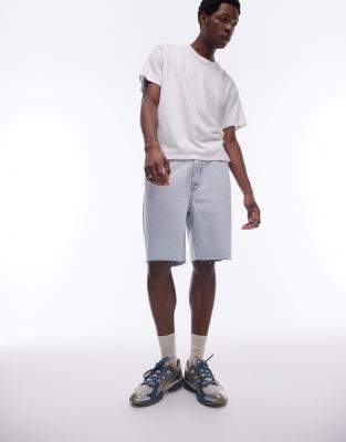wide leg raw hem denim short in bleach wash-Blue