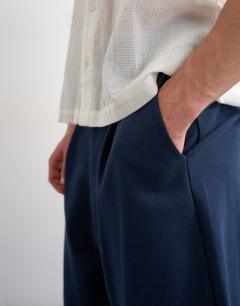 Model wearing Wide leg short with pleats in navy