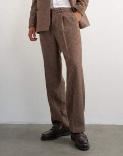 Model wearing Wide leg textured trouser with pleats in brown