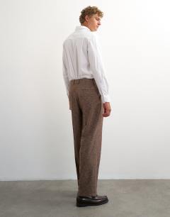 Model wearing Wide leg textured trouser with pleats in brown