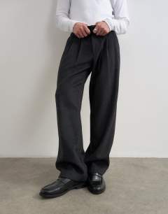 Model wearing Wide leg textured trouser with pleats in charcoal