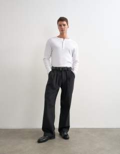 Model wearing Wide leg textured trouser with pleats in charcoal