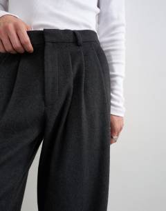 Model wearing Wide leg textured trouser with pleats in charcoal
