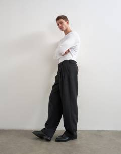 Model wearing Wide leg textured trouser with pleats in charcoal