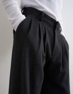 Model wearing Wide leg textured trouser with pleats in charcoal