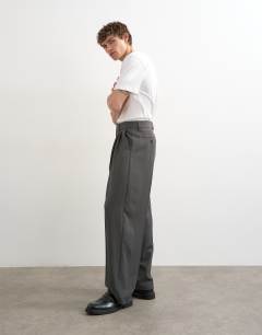 Model wearing Wide leg triple pleated trouser in charcoal