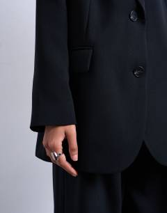 Model wearing 2 button relaxed fit blazer in black