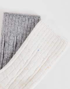 Model wearing 2pk cable knit cosy socks in off white and grey nepp