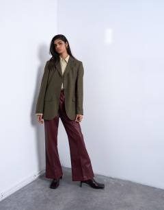 Model wearing 3 button mensy blazer in heritage check in green