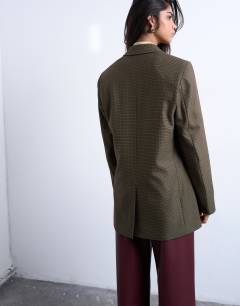 Model wearing 3 button mensy blazer in heritage check in green