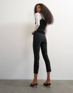 Model wearing 3 quarter length capri in black