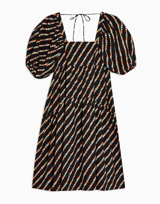 Topshop - Aangerimpelde poplin jurk met open achterkant in zwart met print