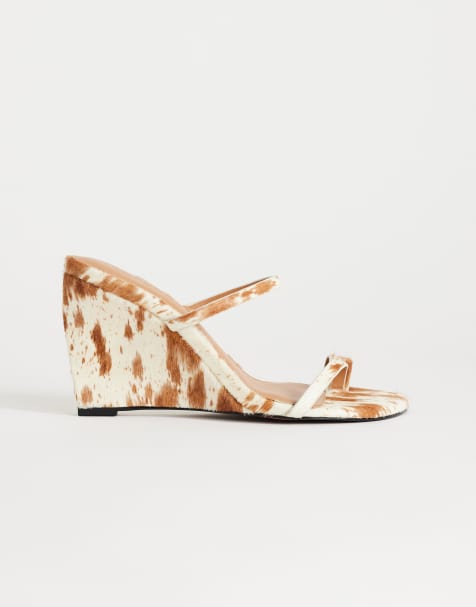 Topshop – Abi – Riemchen-Sandaletten aus echtem Leder mit Kuhfellmuster mit Fellbesatz und hohem Keilabsatz - view 1