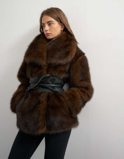 Topshop abrigo corto sin cuello con cinturón de piel sintética en marrón, 2 de 4