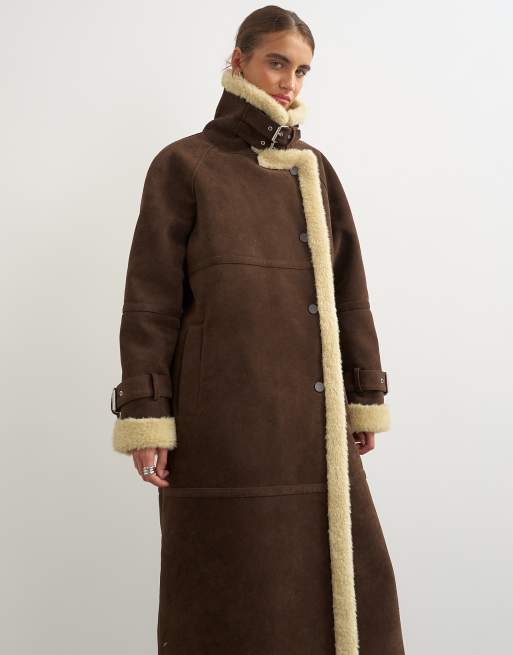 Topshop abrigo largo con ribete de borreguito y cuello alzado en marrón, 2 de 4