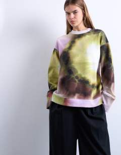 Model wearing Abstract print oversized sweat in pink